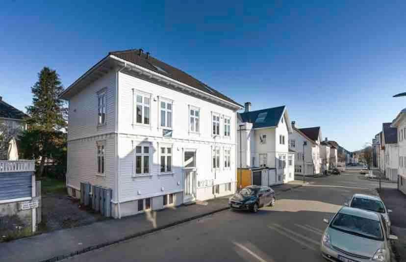 Private With Balcony In Leilighet